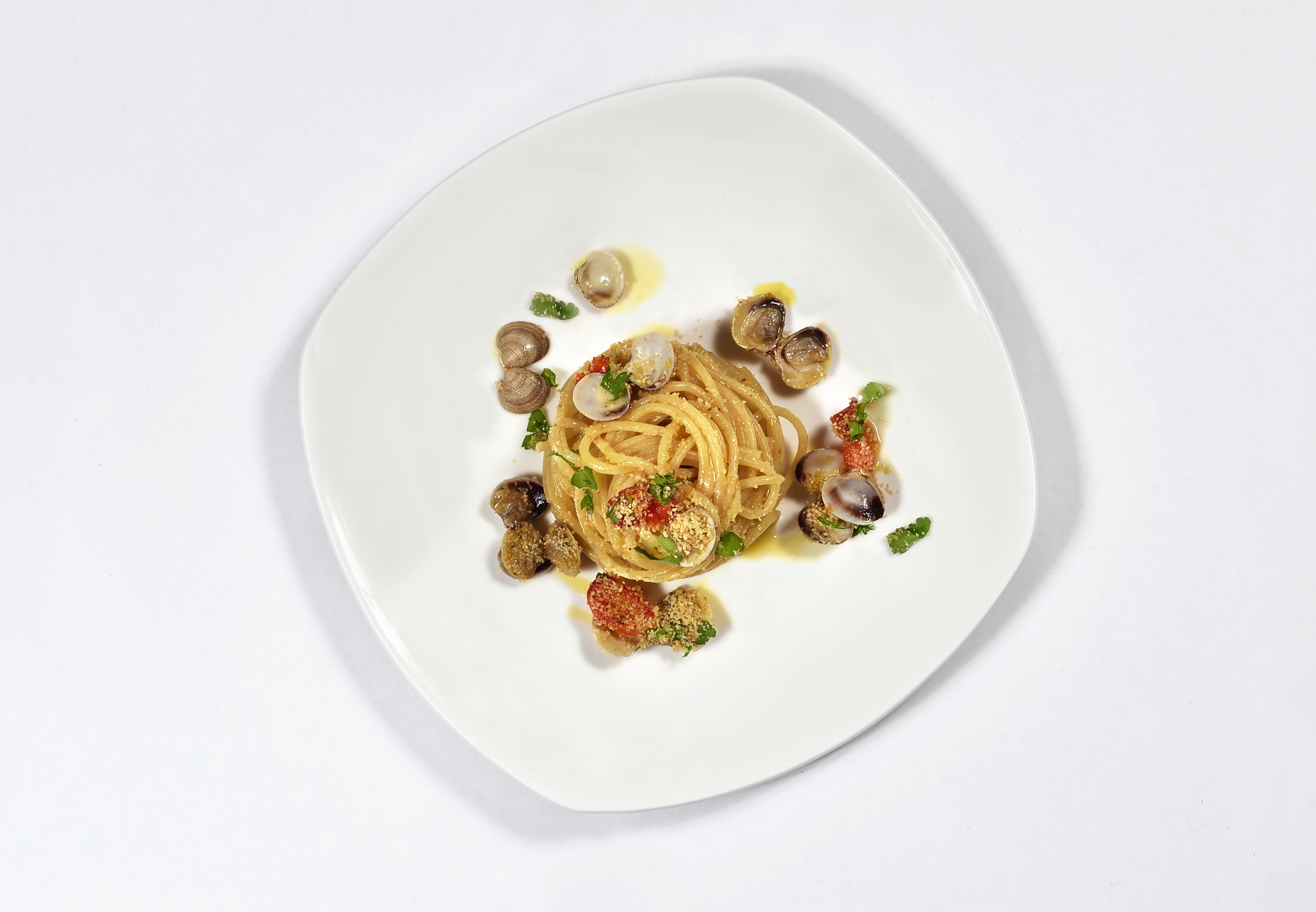 Makaron Spaghettoni di Gragnano z małżami, pieczonymi pomidorami i bułką tartą 1